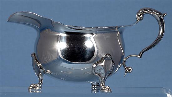 A pair of 1940s silver sauce boats, length 170mm, weight 20.2oz/631grms.